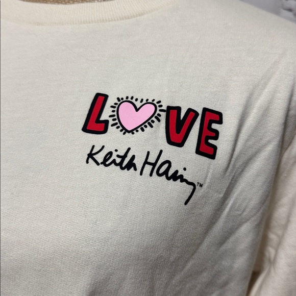 🆕 Keith Haring Cream Sweatshirt with Red Heart Design - Picture 2 of 7